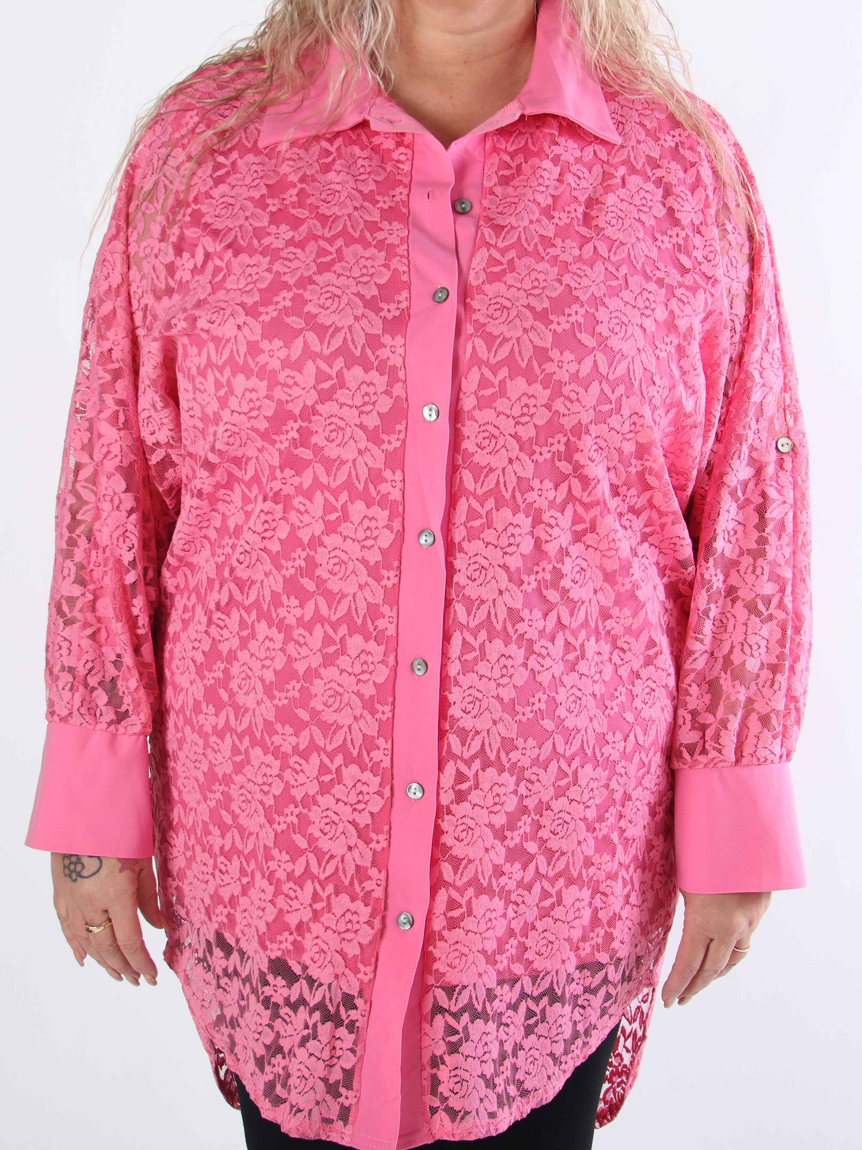 Katherine - Sød plus size skjorte i blonder